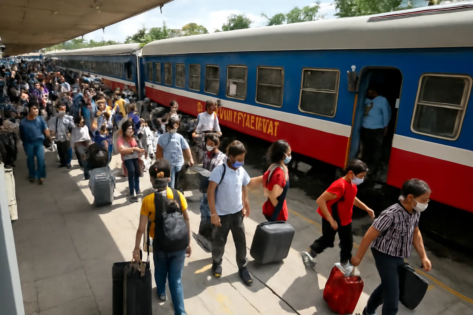 Sân ga đông người kéo vali chuẩn bị lên tàu buổi sáng dịp nghỉ lễ