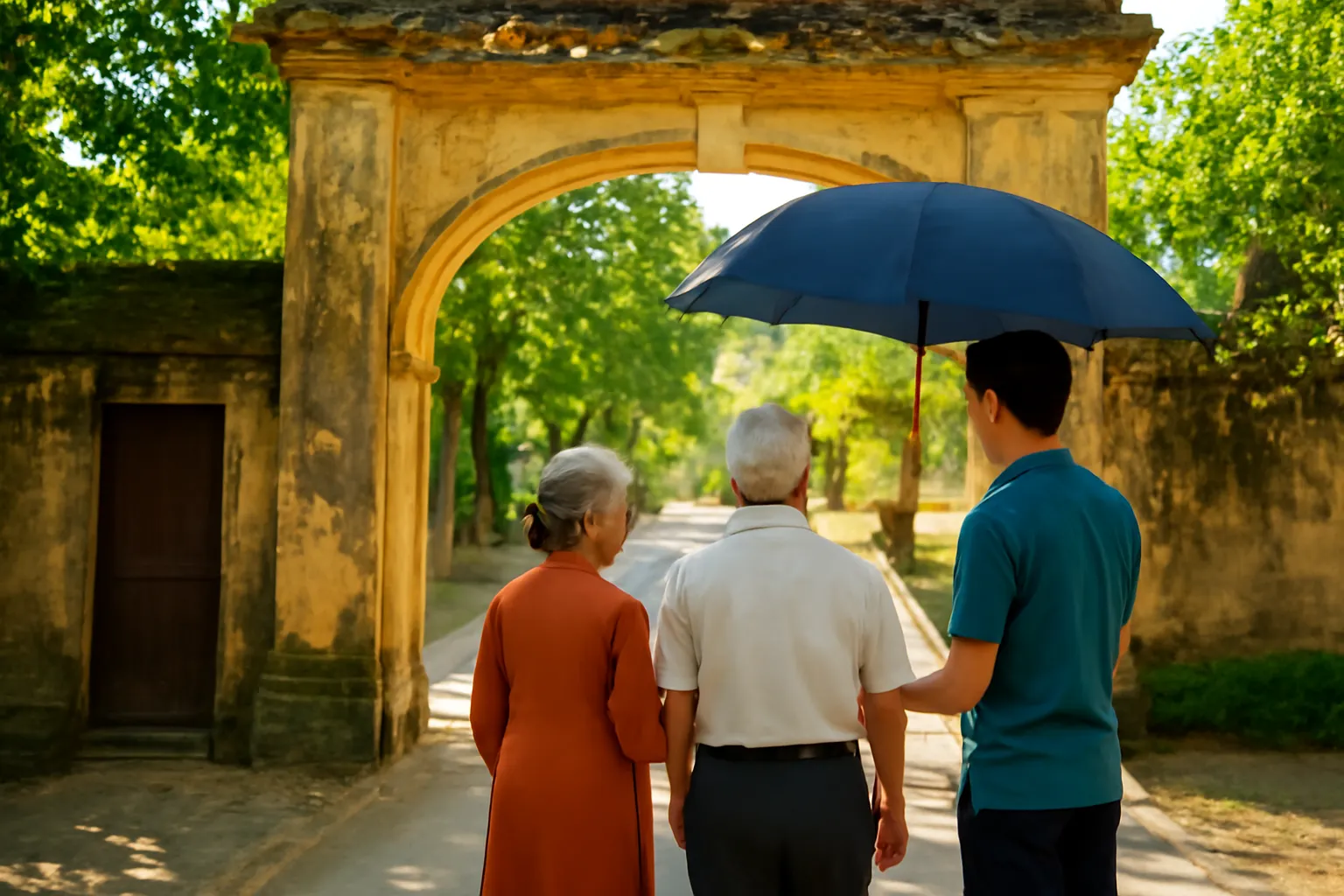Hai ông bà đứng trước cổng làng cổ nhìn con đường đất dẫn vào xóm